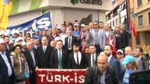 TÜRK- İŞ sendikası Taksim'deki Cumhuriyet Anıtı'na çelenk bıraktı