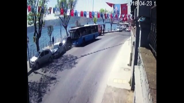 Kontrolden çıkan halk otobüsü araçların arasına daldı