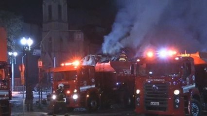Al menos un muerto en el derrumbe de un edificio incendiado en Sao Paulo