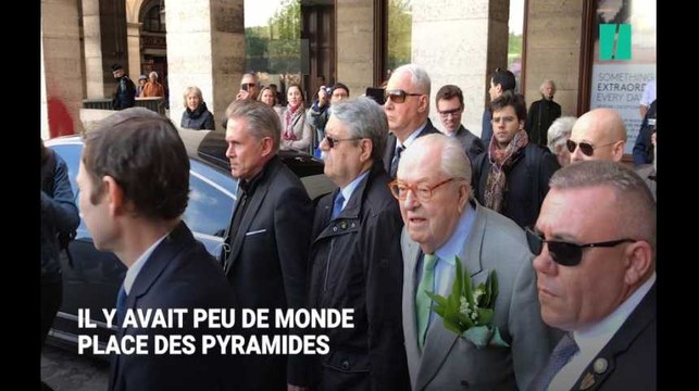 Entouré de journalistes, Jean-Marie Le Pen se rappelle: Massoud avait été tué comme ça