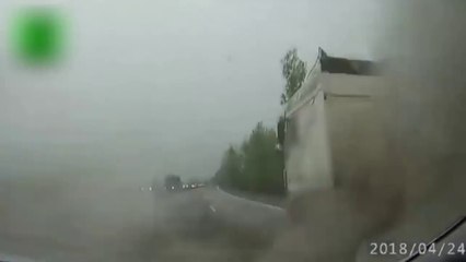 Il double un camion au pire moment : explosion du pneu