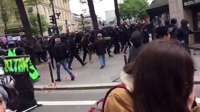 Le McDonald’s Gare Austerlitz complètement détruit par plusieurs personnes cagoulés. Des employés sont à l’intérieur. De la fumée sur le toit du resta