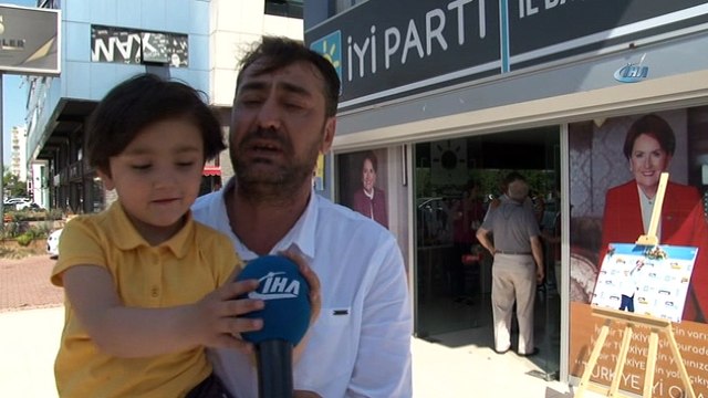 Evine hazırladığı düzenekle kızı minik Özge’ye yürümeyi öğreten baba milletvekili aday adayı oldu