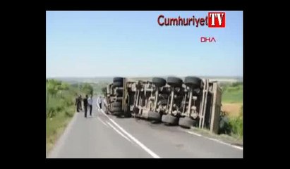Malkara'da TIR devrildi, 25 ton mısır silajı tarlaya saçıldı