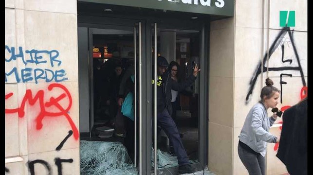 1er mai: les images du McDonald's détruit en marge de la manifestation à Paris