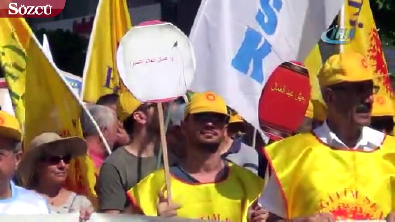 Sırtındaki çuvalla 1 Mayıs kutlamalarını izleyen kağıt toplayıcısı küçük çocuk ekonomik gerçeklikleri ortaya koydu