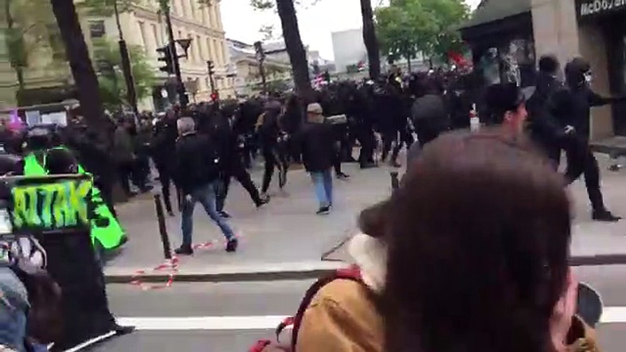Des manifestants détruisent et brulent un macdo (Gare Austerlitz)