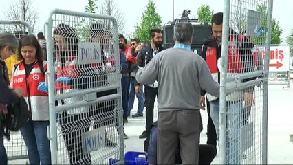 İşçiler miting alanına gelmeye başladı