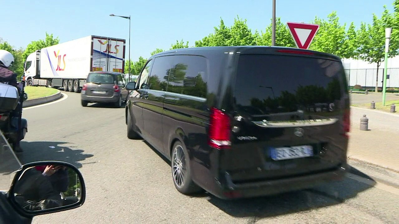 Neymar caminha sem muletas