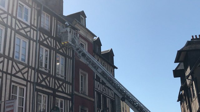 Vérifications des pompiers après un feu de cuisine dans Lisieux
