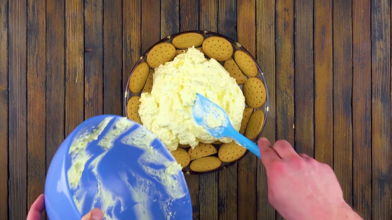 Déposez des biscuits ronds dans le fond d'un moule et recouvrez de crème