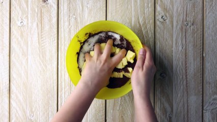 Enroulez la pâte au chocolat sur le rouleau à pâtisserie pour cette tarte très spéciale