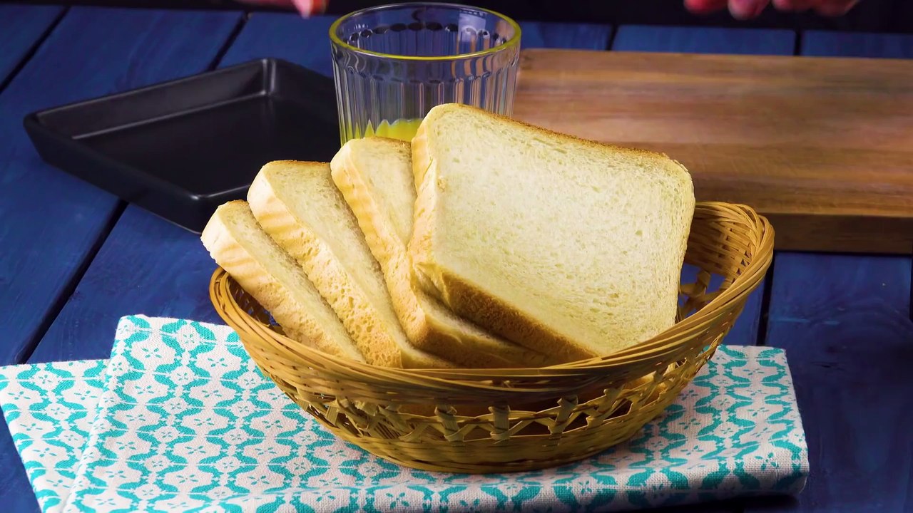 Formez 6 trous dans le pain grillé pour les sandwichs. On vous promet que ça vaut le coup !