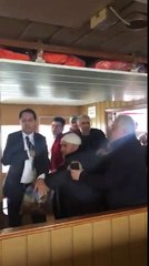 vapurda müzik yapanlara saldıran takkeli emmi