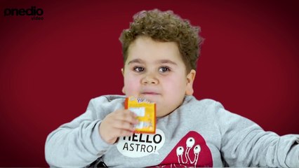 Efe Koçyiğit 90'lar Atıştırmalıklarını Deniyor