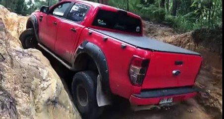 VÍDEO: superar lo supera, pero vaya golpazos le mete a su pick up