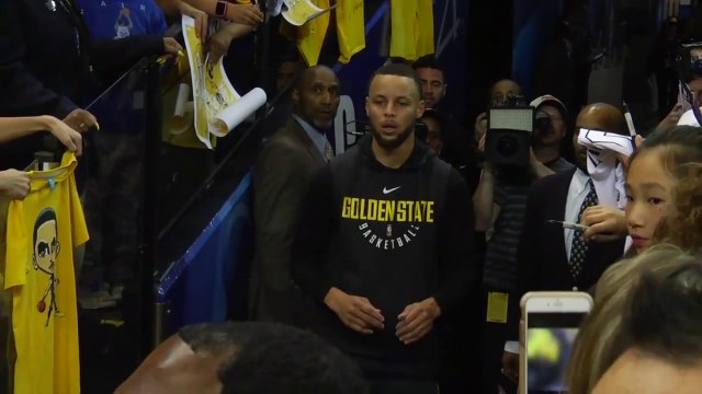Stephen Curry is BACK and hits PERFECT tunnel shots - Warriors vs. Pelicans - Game 2- May 01, 2018