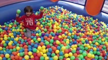 FUN dans la PISCINE à BALLES et les TOBOGGANS GONFLABLES du Parc Aventure Land - Sortie en Famille