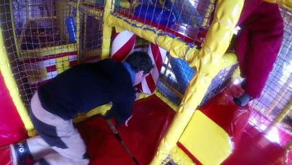 FUN PARK & PISCINE à BALLES avec 2 TOBOGGANS -CHALLENGE entre Mère et Fille