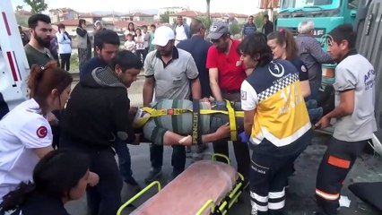 Hurda yüklü tır devrildi: 1 yaralı - AFYONKARAHİSAR