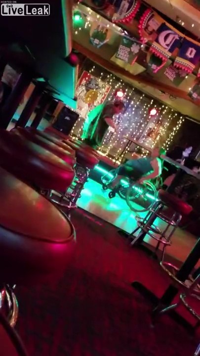 Danse d'un ivrogne et une unijambiste en chaise roulante.... Vive les boîtes de nuit !