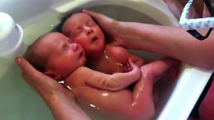 下载视频: Bain de jumeaux bébés... ils se sentent dans le ventre de leur mère !