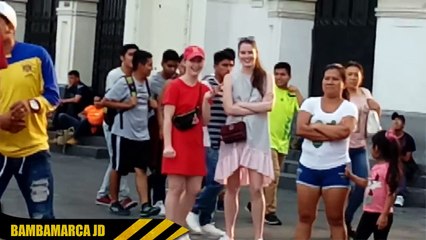 COMO CAMINA UNA CHICA VIRGEN COMICOS AMBULANTES 2018