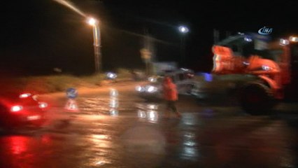 Şiddetli yağış heyelana neden oldu, yollar göle döndü