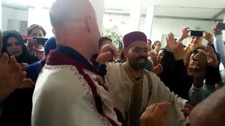 L'ambassadeur de France en Tunisie danse en jebba.