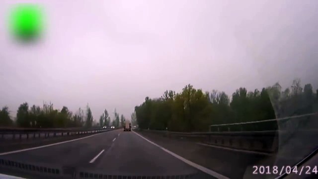 Il dépasse un camion et manque de se prendre un arbre