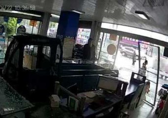 Скачать видео: Dog Drives Truck and Crashes Into Store in China