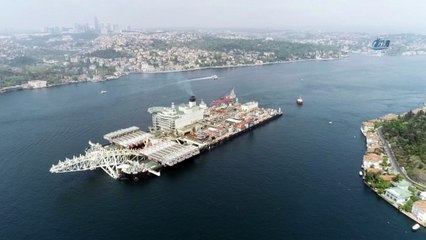 Dünyanın en büyük inşaat gemisi Pioneering Spirit'in, İstanbul Boğazı'ndan geçişi havadan görüntülendi