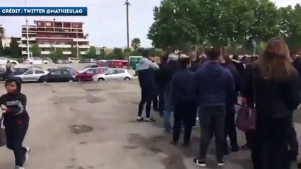 L’impressionnante file d’attente des supporters nîmois !