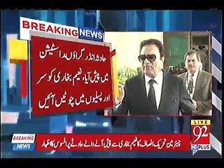 Download Video: PTI's Naeem Bokhari suffers head injury after falling in London underground station