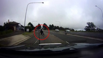 [이브닝] 목숨 건 무단횡단 "동전 줍다가..." / YTN