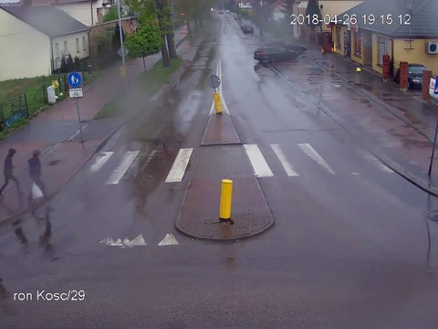 Un conducteur fonce sur 2 piétons