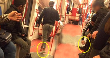 Tramvayda Ayakkabısını Çocuğa Giydirdi, Yoluna Çorapla Devam Etti