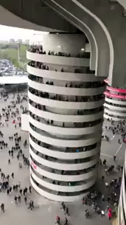 San Siro: Ilusão ótica faz parecer que colunas do estádio estão a rodar