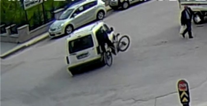Kaza Anı Kamerada! Bisikletiyle Hızla Giderken Araca Çarptı, Başı Camdan İçeri Girdi