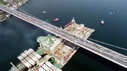 Dünyanın En Büyük İnşaat Gemisinin Boğaz'dan Geçişi Havadan Görüntülendi