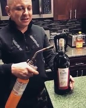 Ouvrir une bouteille de vin avec une lampe à souder