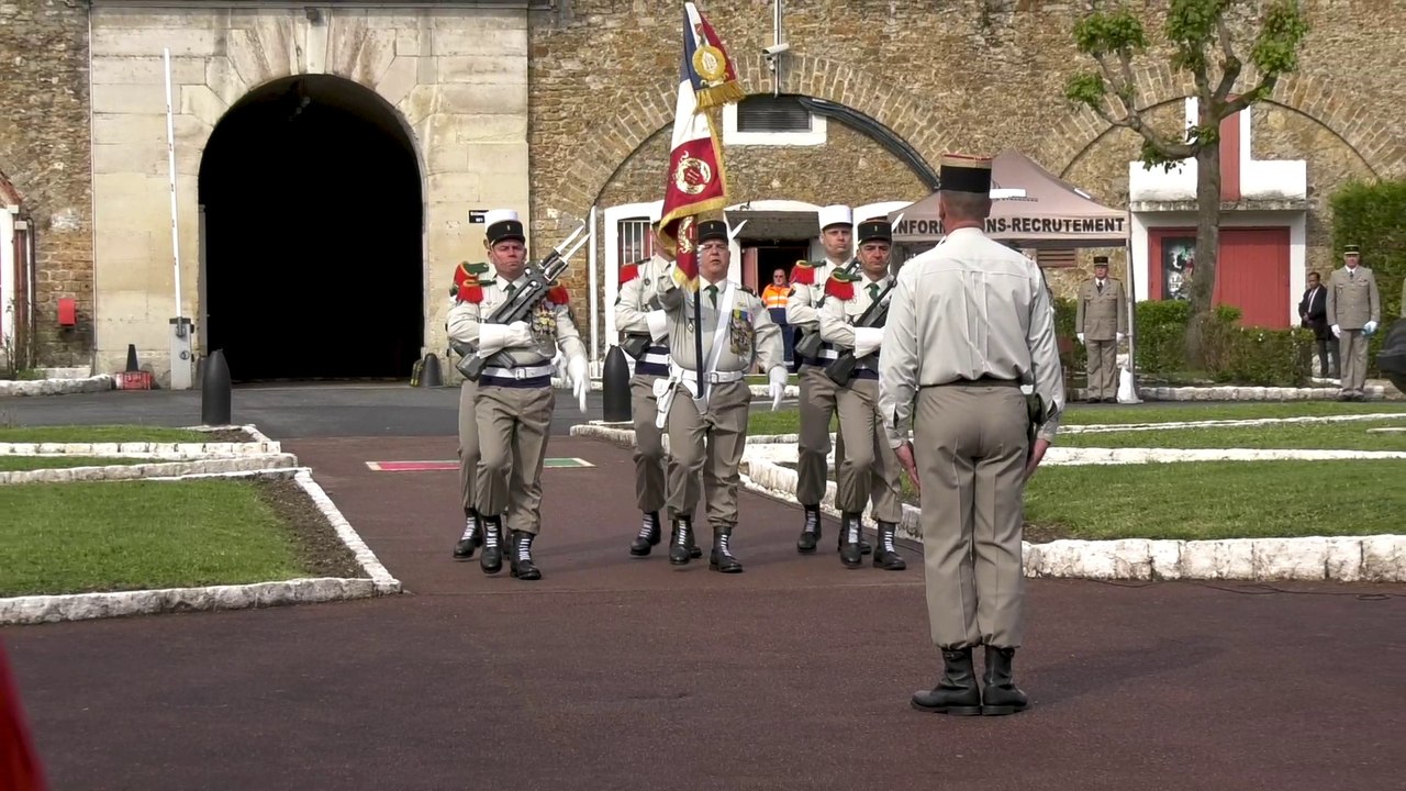 Arrivée du drapeau du Groupement du Recrutement de la Légion étrangère  à Paris