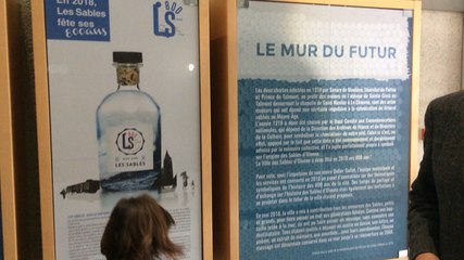 Le maire Didier Gallot dépose son message pour le mur du futur