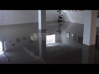 Ora News - Sarandë, dyqanet ‘përfundojnë’ nën ujë