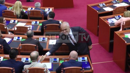 Report TV - Kuvend, Edi Rama i jep dorën Bashës: Mirë se erdhe kryetar!
