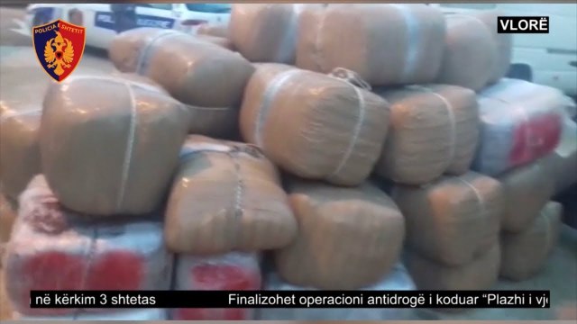 Report TV - Sekuestrohet një ton kanabis në Vlorë, tre persona në kërkim