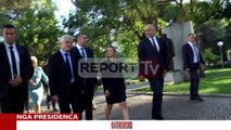 Report TV - Rama dhe ministrat në këmbë përgjatë Bulevardit, presin në semafor