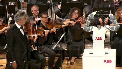 Roboti dirigjon në koncertin e Bocellit  - Top Channel Albania - News - Lajme