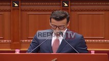Report TV - Deputeti i PD harron fjalimin të qeshura pafund në Kuvend