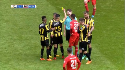 Un arbitre de foot se prend un carton jaune (Pays-Bas)